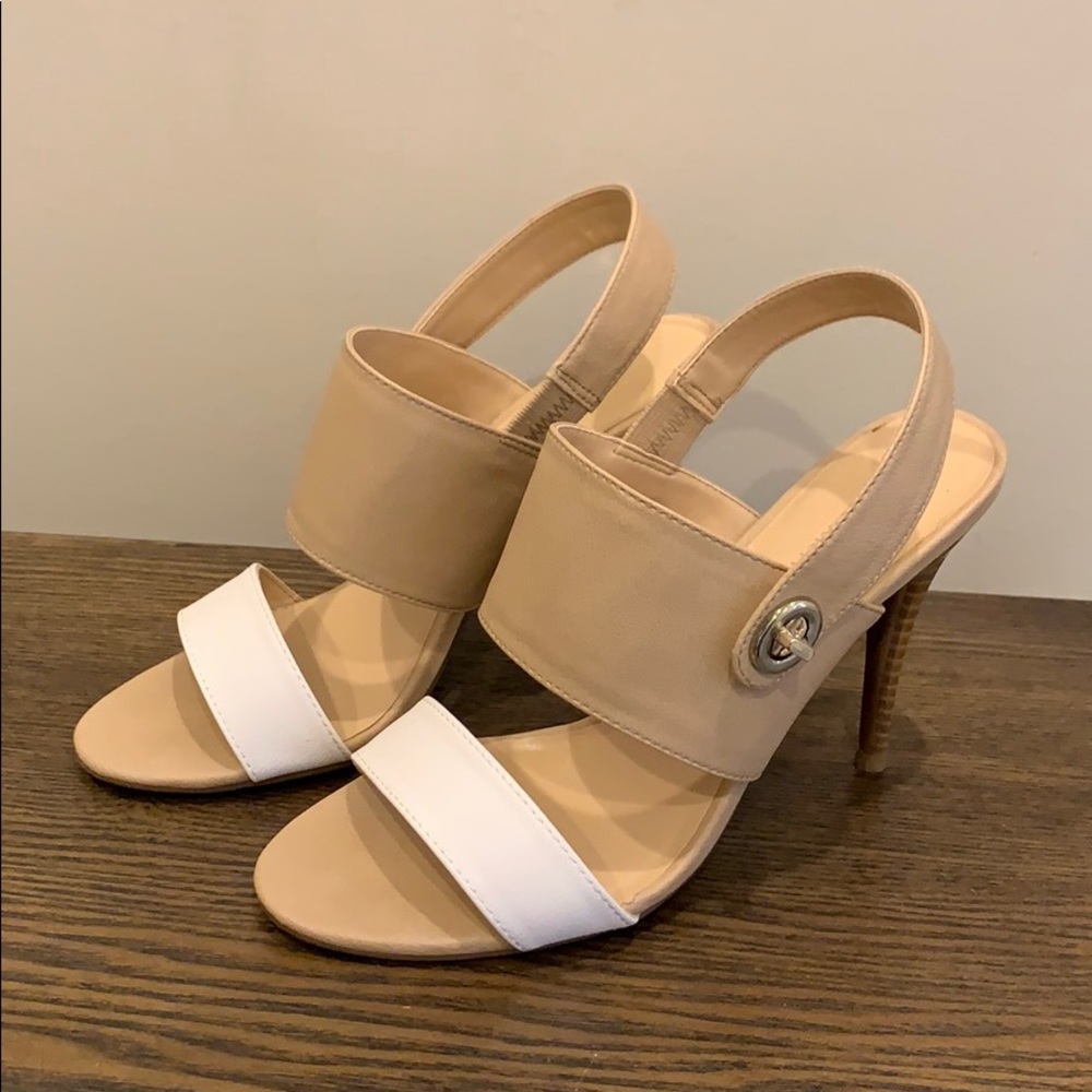 Expression nude and white pumps